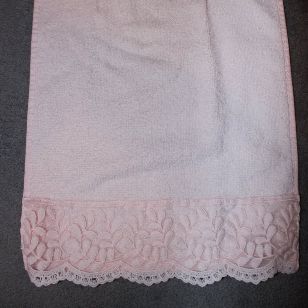 Avanti Pink Lace Trimmed towel set - Picture 2 of 4